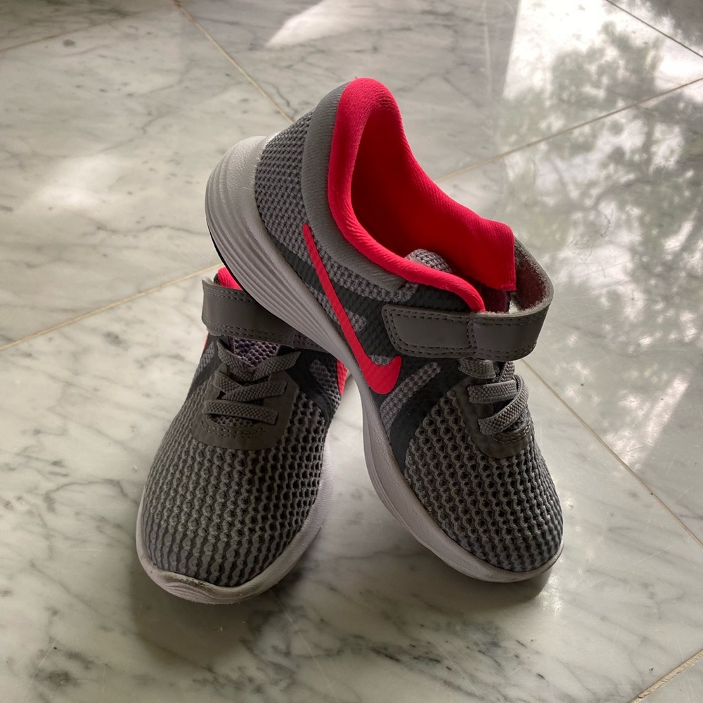 Girls Nike Shoes EUC